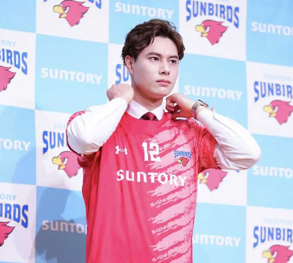 バレー】高橋藍 サントリー入団会見 背番号は代表と同じ「12