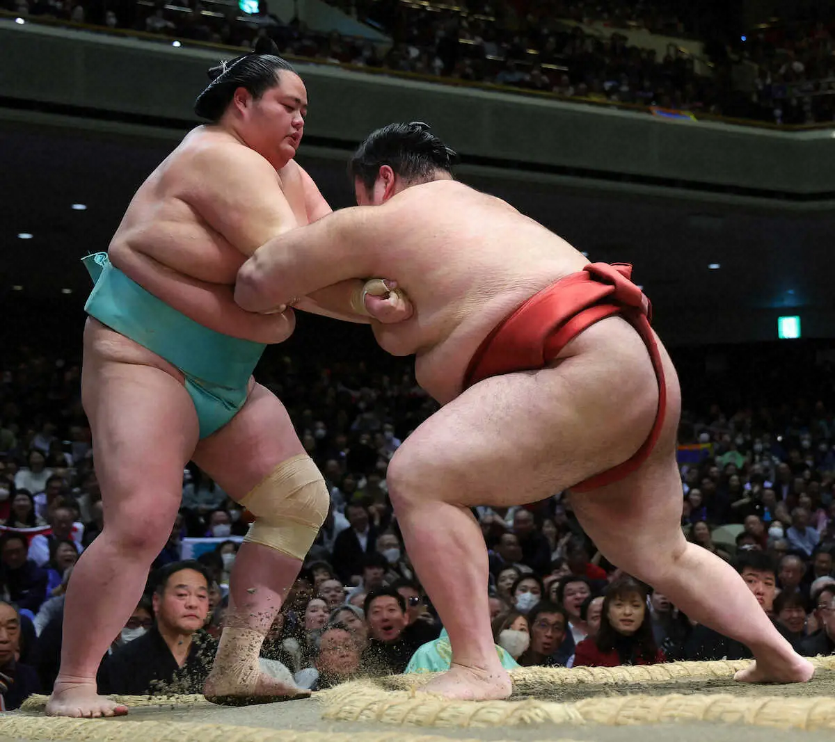 大相撲初場所6日目＞取り直しの末、熱海富士（右）に極め出しで敗れる