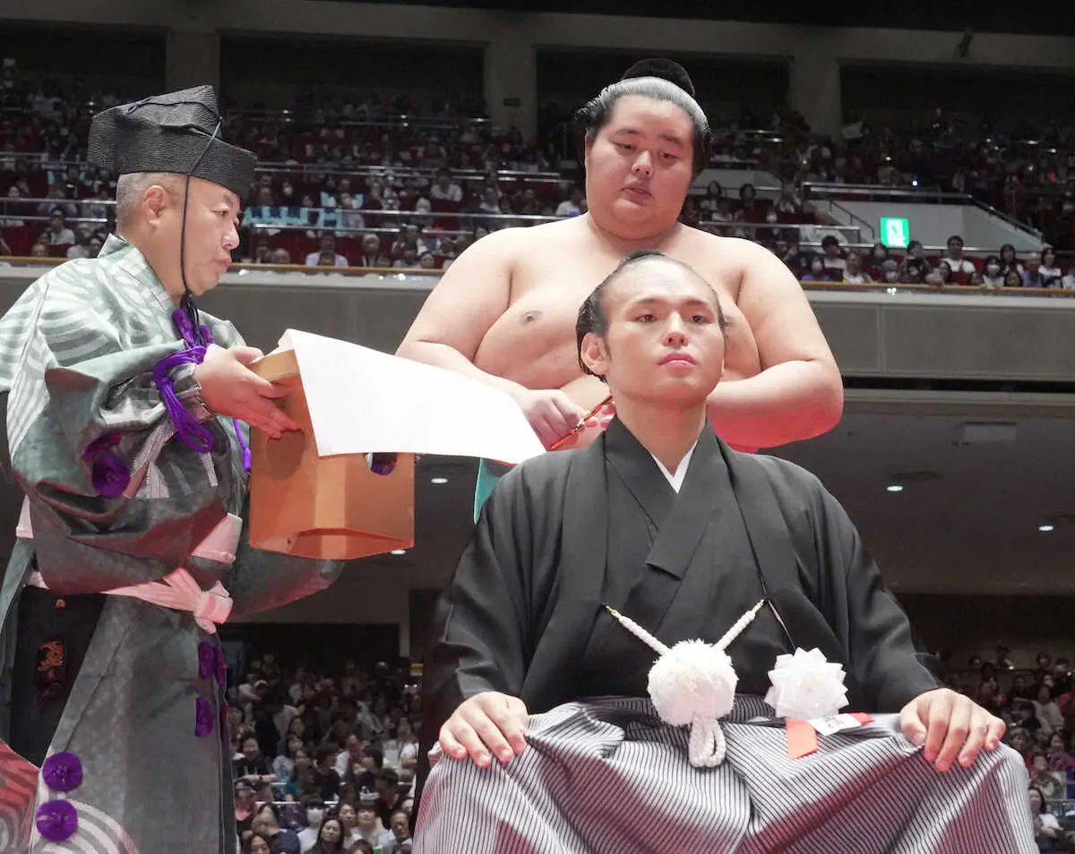 貴景勝引退湊川襲名披露大相撲＞断髪式で琴桜からはさみを入れられる元