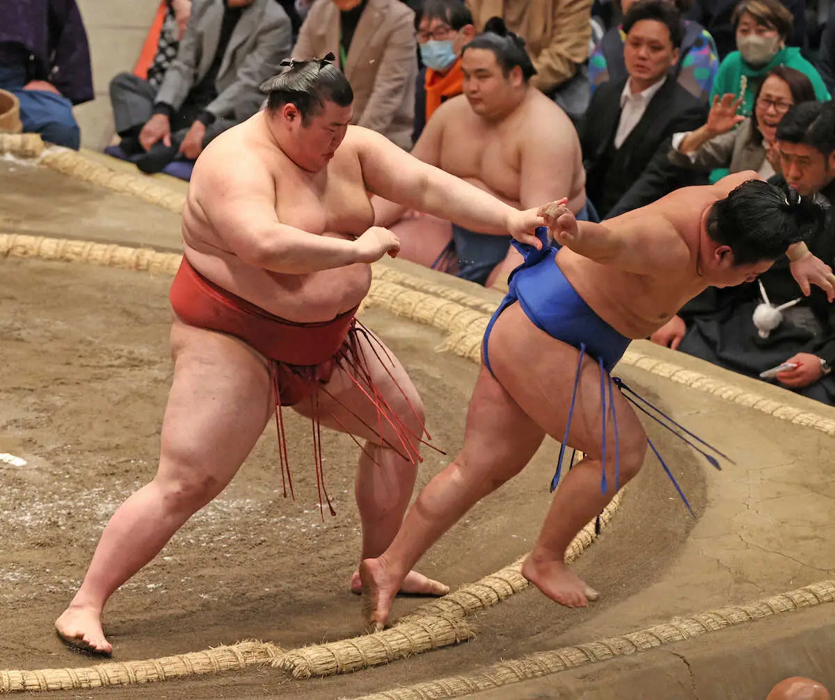 大相撲初場所11日目＞送り出しで藤ノ川を破る熱海富士（左）（撮影