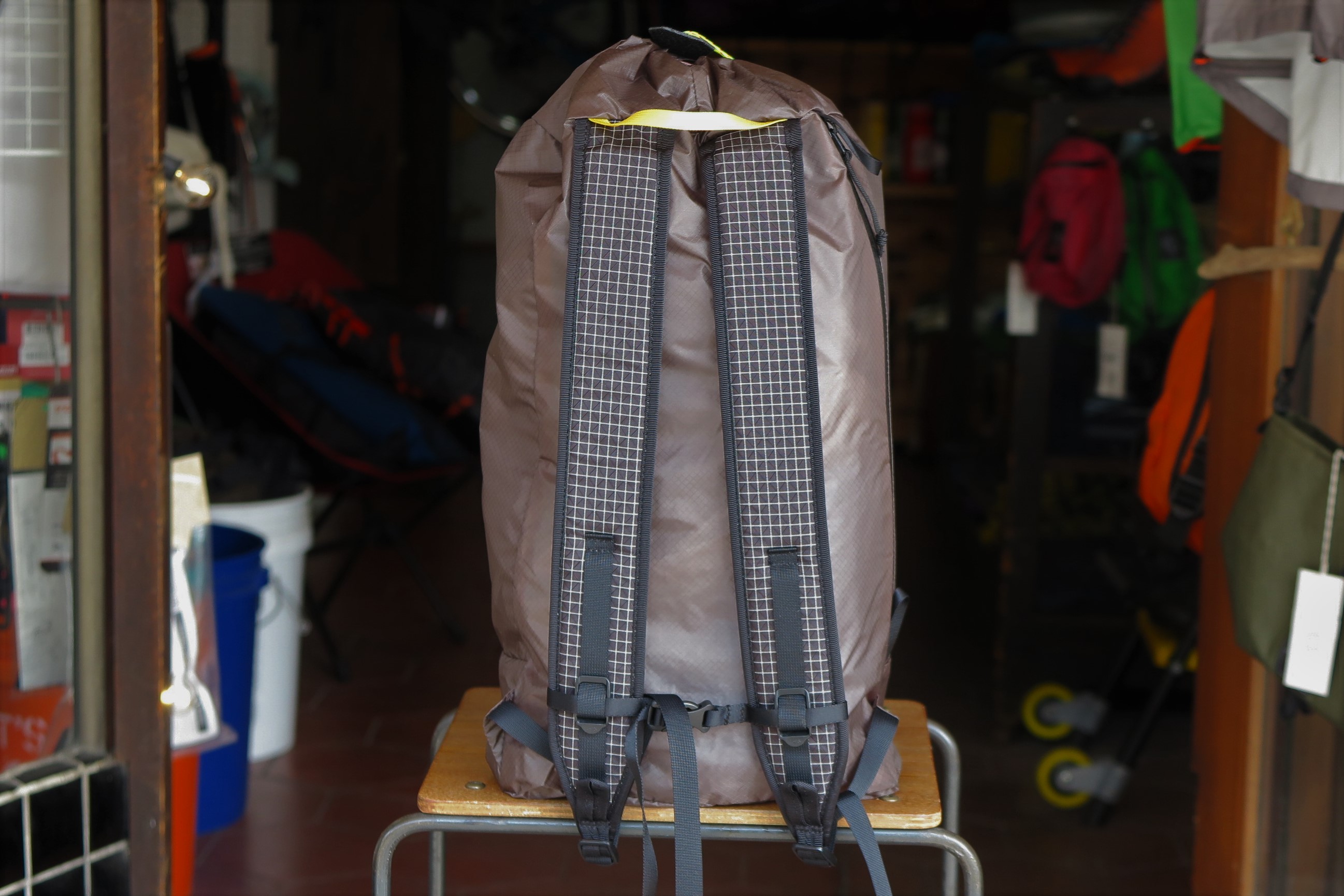 BLOG 容量12-14L/重量僅か190gの軽量バックパック【RawLow Mountain