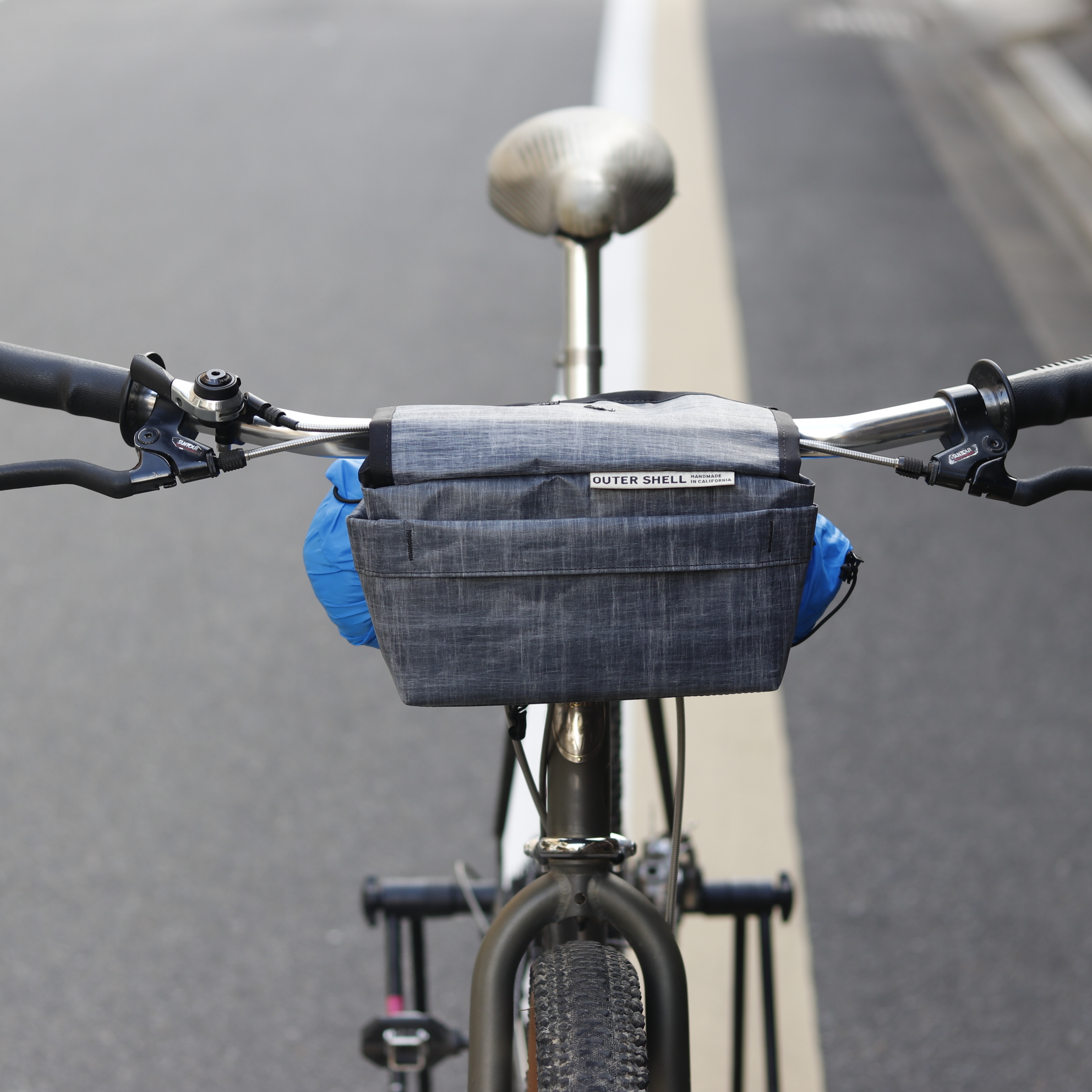 BLOG 前に垂れない＆片手でイージーアクセス。ロードバイクにも似合う