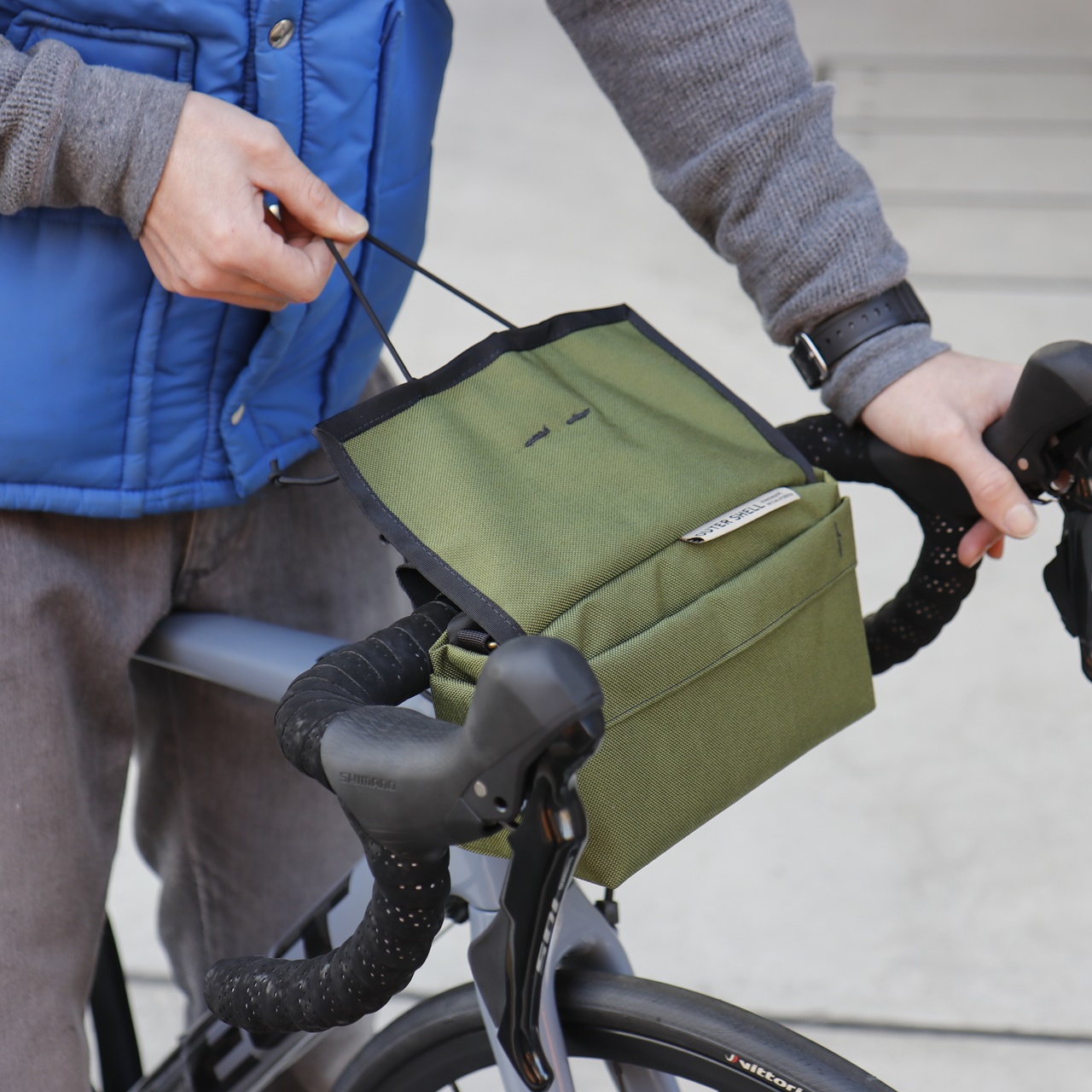 BLOG 前に垂れない＆片手でイージーアクセス。ロードバイクにも似合う