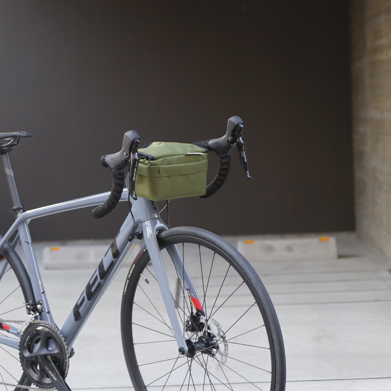 BLOG 前に垂れない＆片手でイージーアクセス。ロードバイクにも似合う