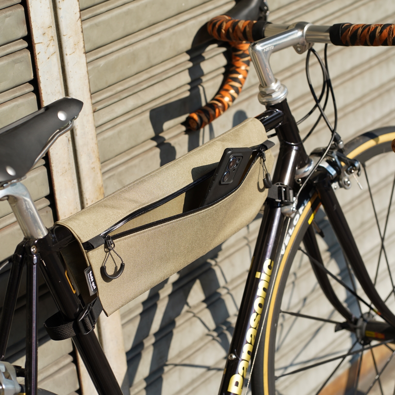 BLOG ビシッとヨレなく美しく。膝擦り知らずのスマートなフレーム