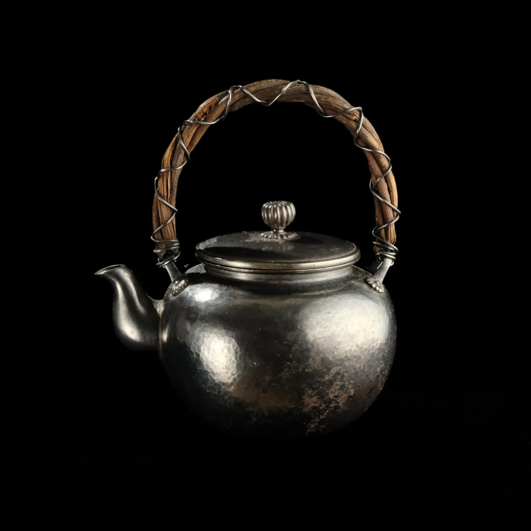 純銀藤手鎚目銀瓶 – 周信堂 Syuusindou