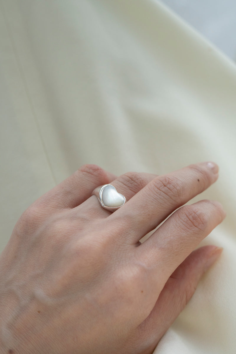 ANNIKA INEZ Mother of pearl heart ring Sml /Silver