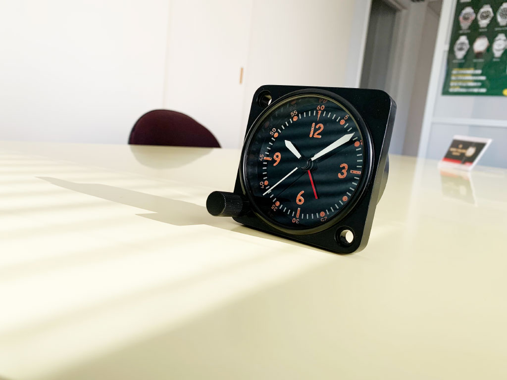 この重厚な雰囲気で9900円!?】戦闘機のコックピットクロックを復刻した