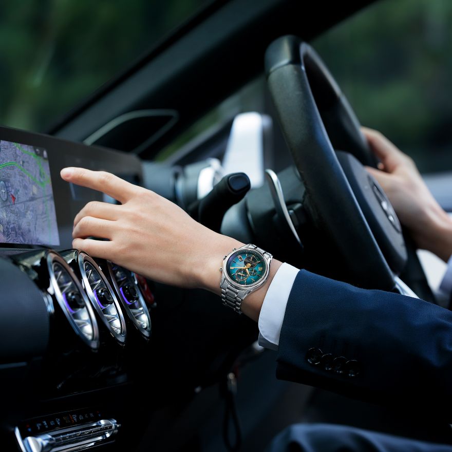 幻想的なターコイズブルーの文字盤が美しい【国産ブランド “シチズン