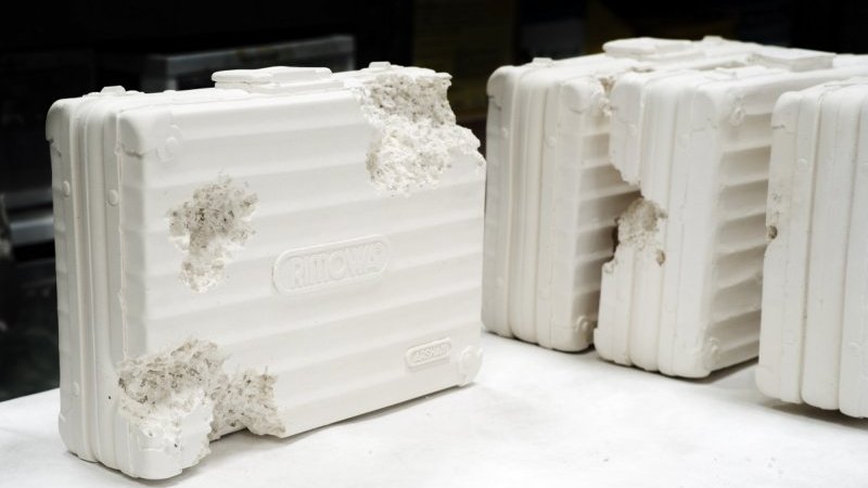 ダニエル・アーシャムの彫刻と「リモワ」のケースがセットで23万9,760