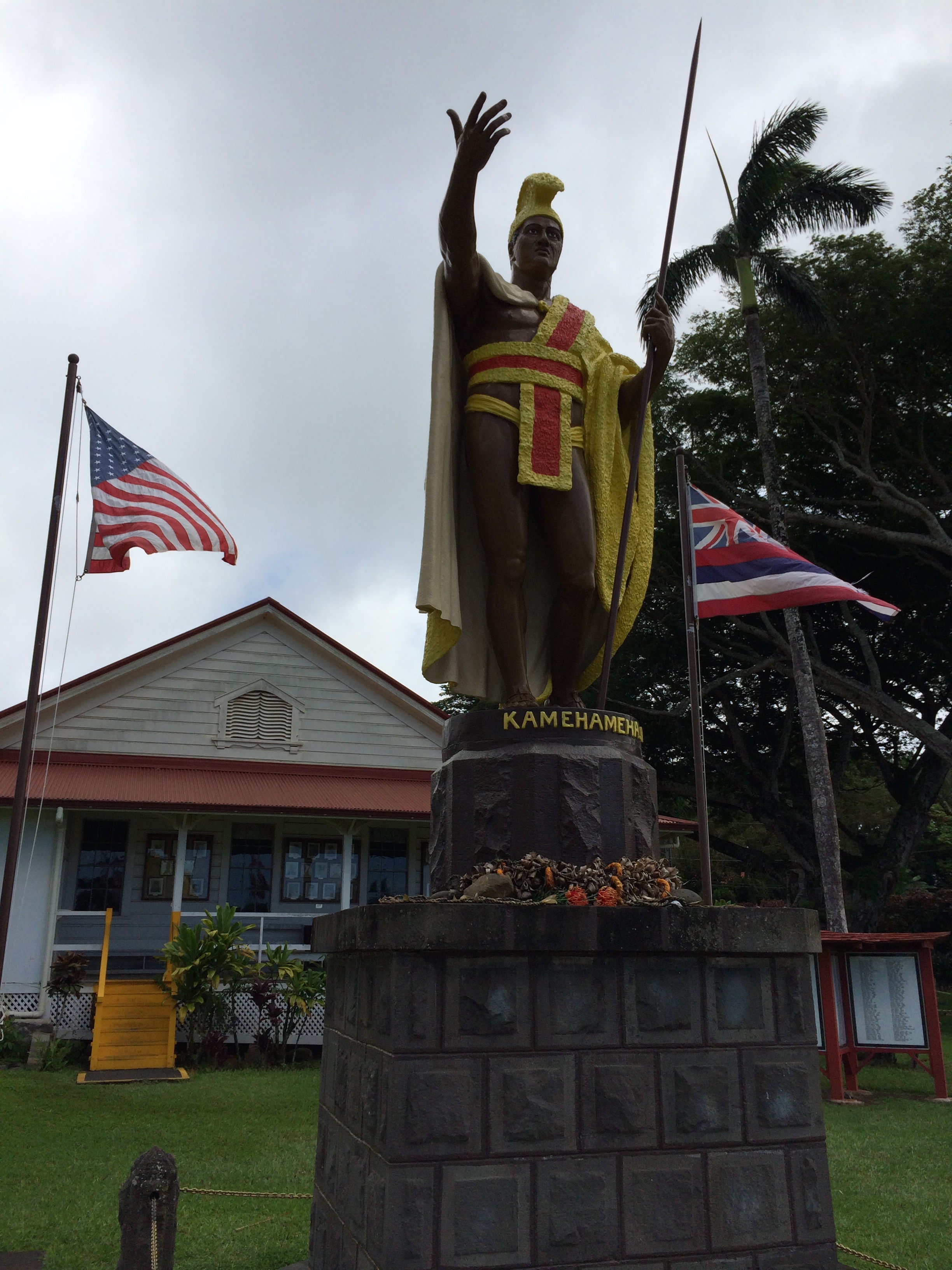キルト・パラダイス：ハワイ島のカメハメハI世像とプウコホラ