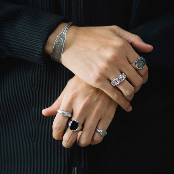 TOM WOOD(トムウッド)】 Oval Polished Black Onyx リング｜PARIGOT