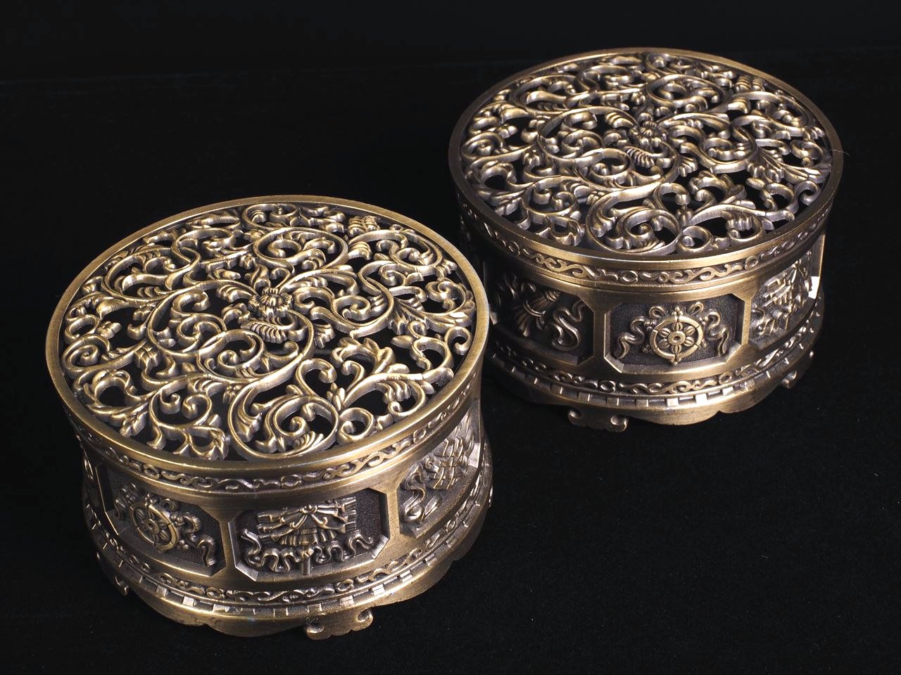 ◇モダンなロータス(蓮）柄＆チベット仏教の八吉祥紋様◇エスニックな