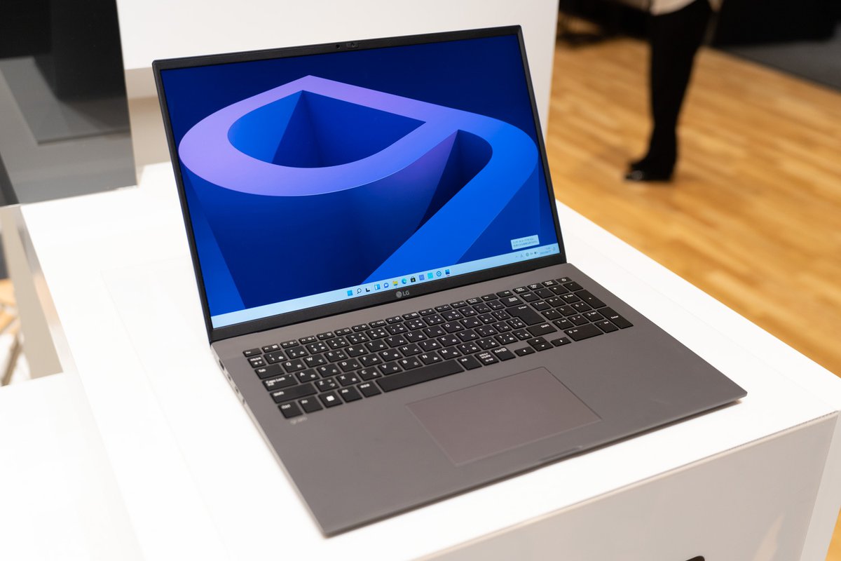 LGの軽量ノートPC「gram」に2022年モデル。ノングレア画面を採用、外出
