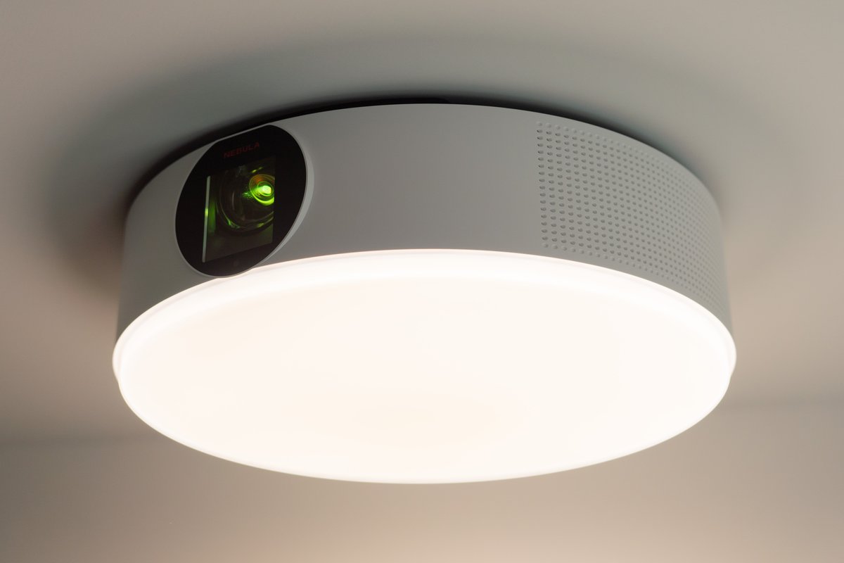 Ankerが天井照明一体型プロジェクターに参入、Android TV搭載「Nebula