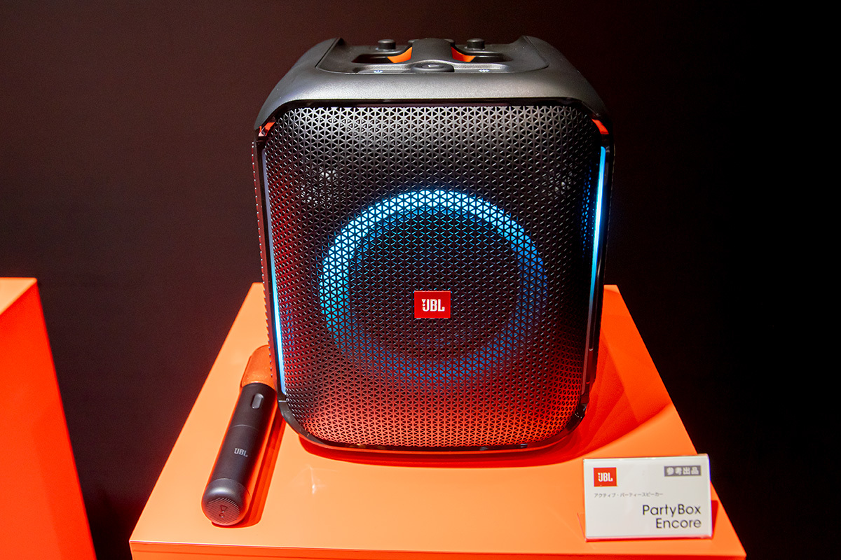 JBL、ワイヤレスマイク付きの光るワイヤレススピーカー「PartyBox