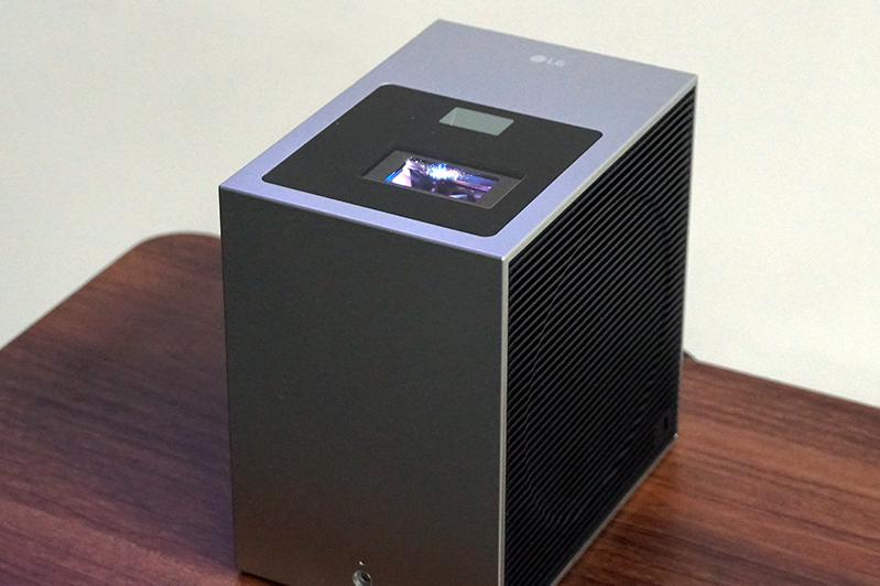 LG、4K超短焦点プロジェクター「CineBeam S」先行発売。約40cmで100型