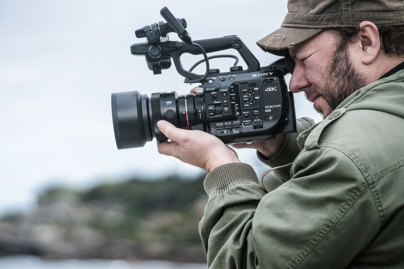 ソニー、約800gでスーパー35mm CMOS搭載の小型・軽量4K XDCAM「PXW-FS5