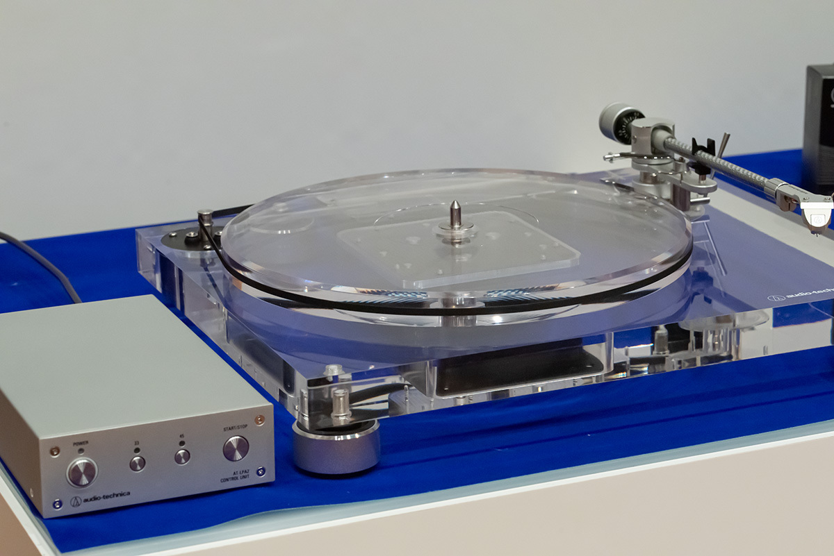オーディオテクニカ、アクリル製ターンテーブル「AT-LPA2」。AT-LP2022
