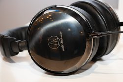 オーディオテクニカ、チタン製ハウジング採用のポータブルヘッドホン