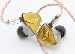 EMPIRE EARS、ユニバーサルイヤホン「Legend X」に黄金色プレート採用