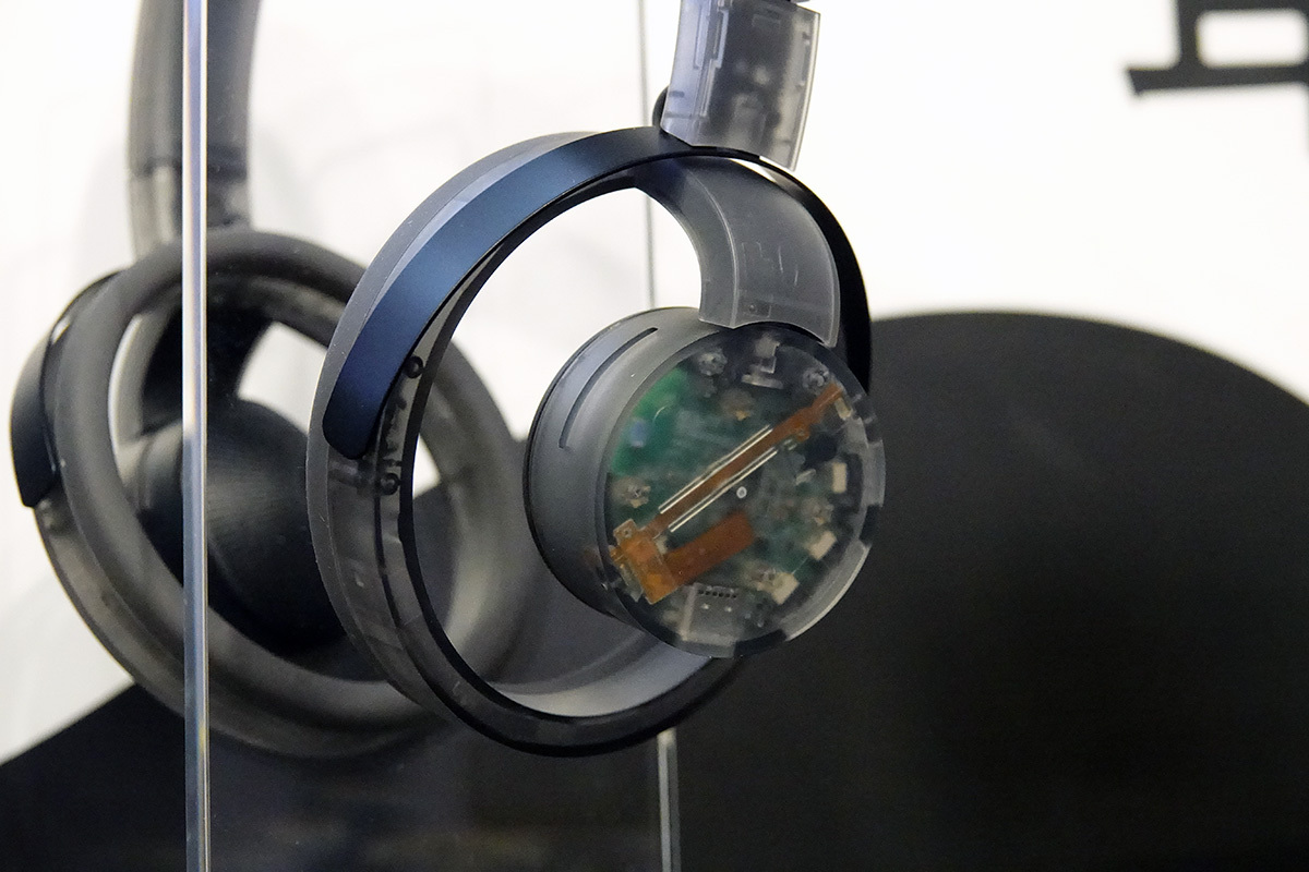 耳をふさがない“耳スピ”ヘッドホン「nwm ONE」に新色「ファントム