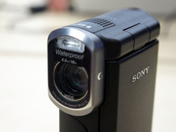 ソニー、ビデオカメラ“Handycam”に初の防水モデル「HDR-GW77V