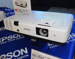 エプソン、HDMI搭載で実売5万円を切る「EB-S12H」などプロジェクター10