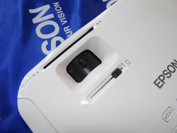 エプソン、HDMI搭載で実売5万円を切る「EB-S12H」などプロジェクター10