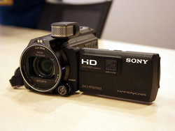 ソニー、独立型マイクやPJ内蔵の“ハンディカム”最上位「HDR-PJ790V