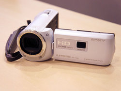 ソニー、PJ搭載のエントリーモデルなど“ハンディカム”3機種 (1/2