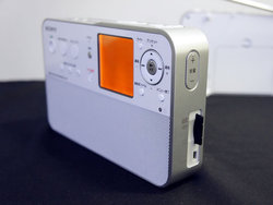 ソニー、radikoの予約録音も可能な“ポータブルラジオレコーダー