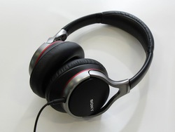 ソニー、MDR-1Rを小型・軽量化したヘッドホン「MDR-10R」 (1/2