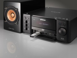 ビクター、“ウッドコーンオーディオ”初のピアノブラックモデルを発売