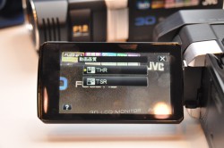 ビクター、フルHD 3D撮影対応のビデオカメラ“Everio”「GS-TD1」を発売