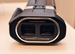 ビクター、フルHD 3D撮影対応のビデオカメラ“Everio”「GS-TD1」を発売
