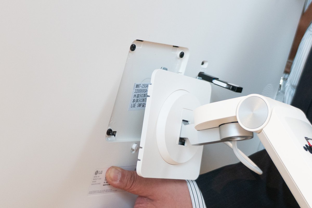 LG、ホイール付きスタンドを備えたタッチ操作対応4Kスマートモニター