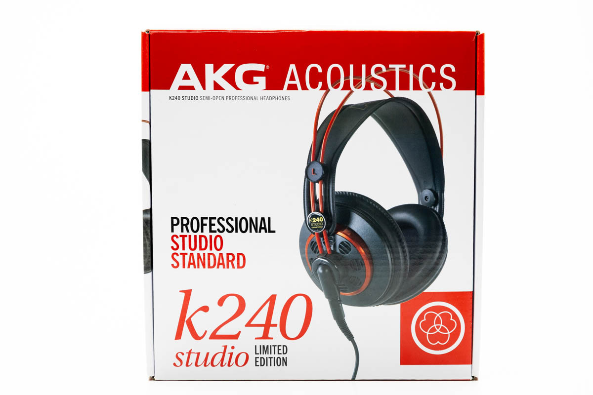 メタリック・レッドのアクセントがクール。AKGの銘ヘッドホン「K240