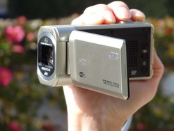 持ち運びやすく画質も良いムービーカメラ・JVC “Everio”「GZ-VX895