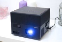 エプソン、フルHDプロジェクター「EH-TW5825」。Android TV端末同梱