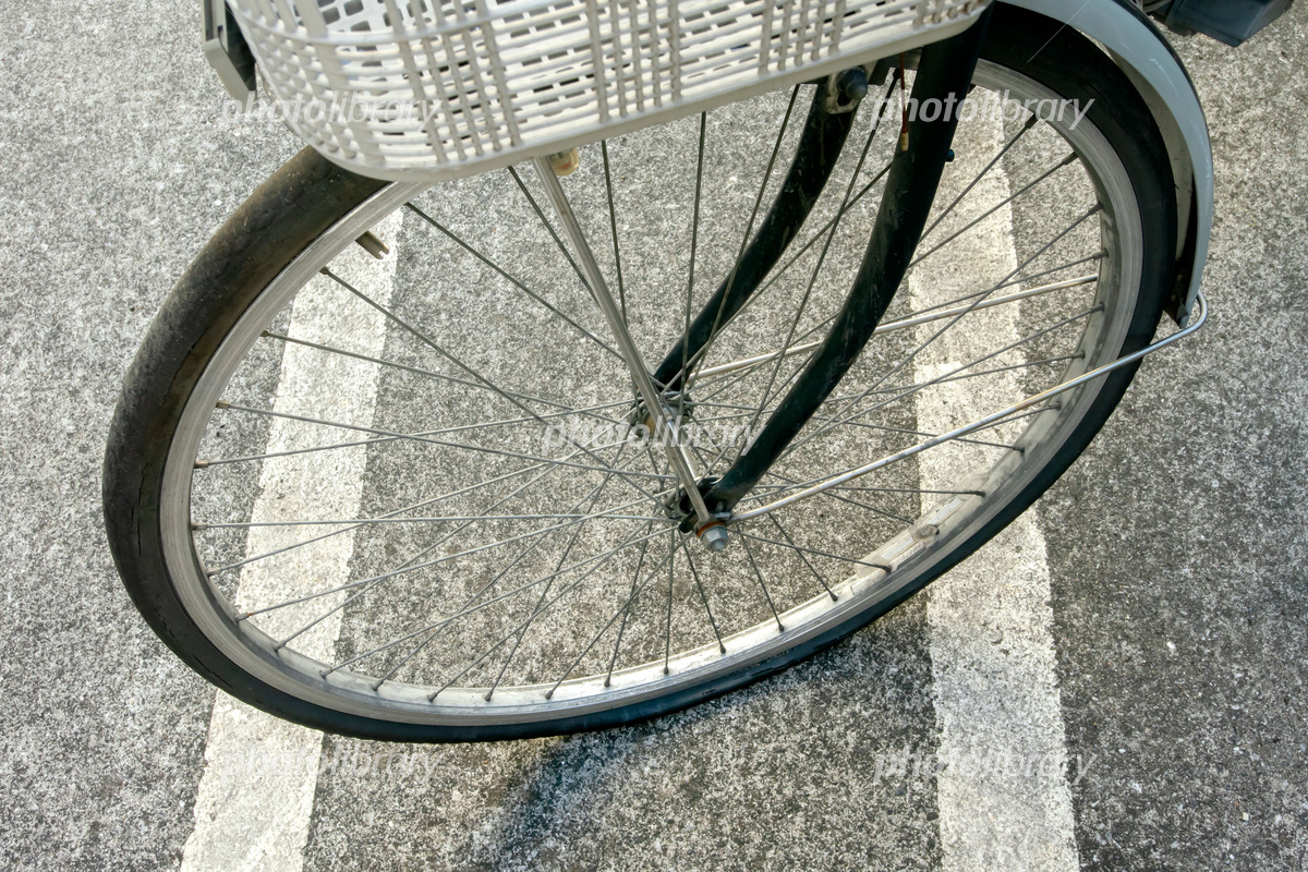 パンクした自転車の前輪 写真素材 [6523814] - フォトライブラリー