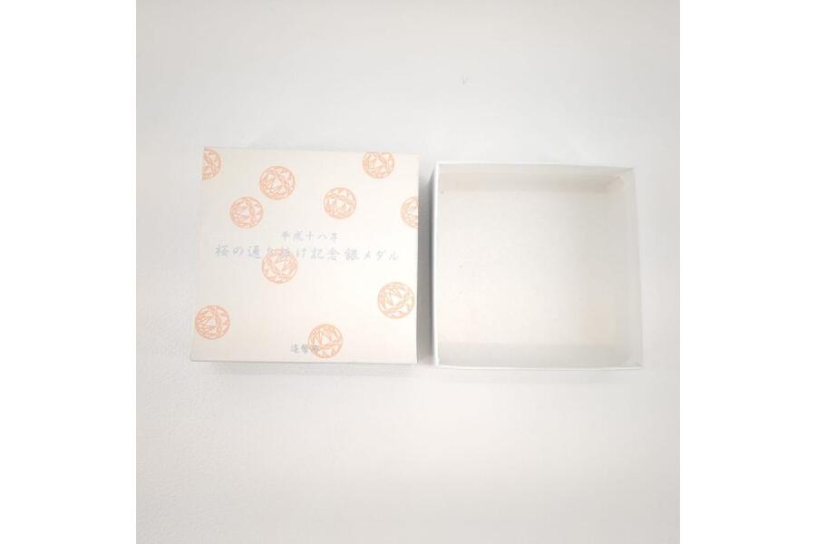 銀製メダル 2004年製 花のデザイン 銀製メダル 2004年製 花のデザイン