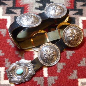 ナバホ Martha・Cayatineto スタンプワーク ターコイズ付 コンチョベルト