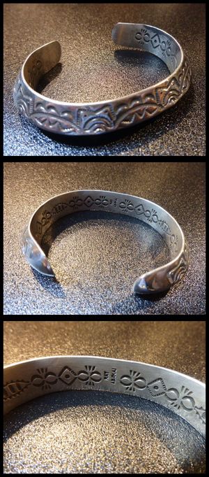 ナバホ Ray・Adakai レイアダカイ スタンプワーク トライアングルバングル