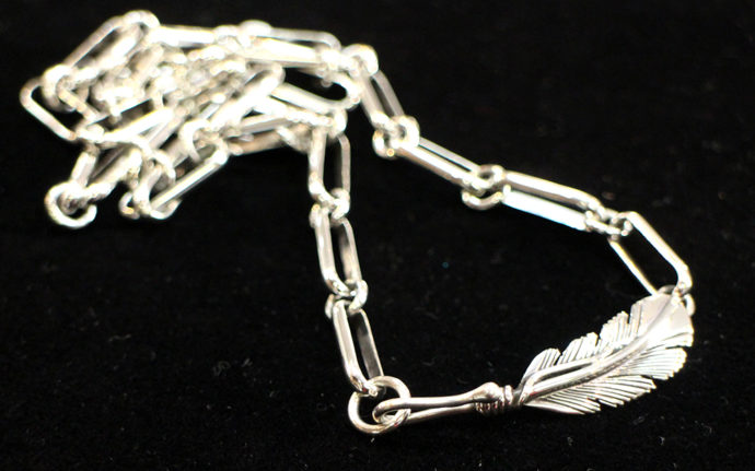 Harvey Mace作のフェザー付 ナバホチェーン | インディアンジュエリー