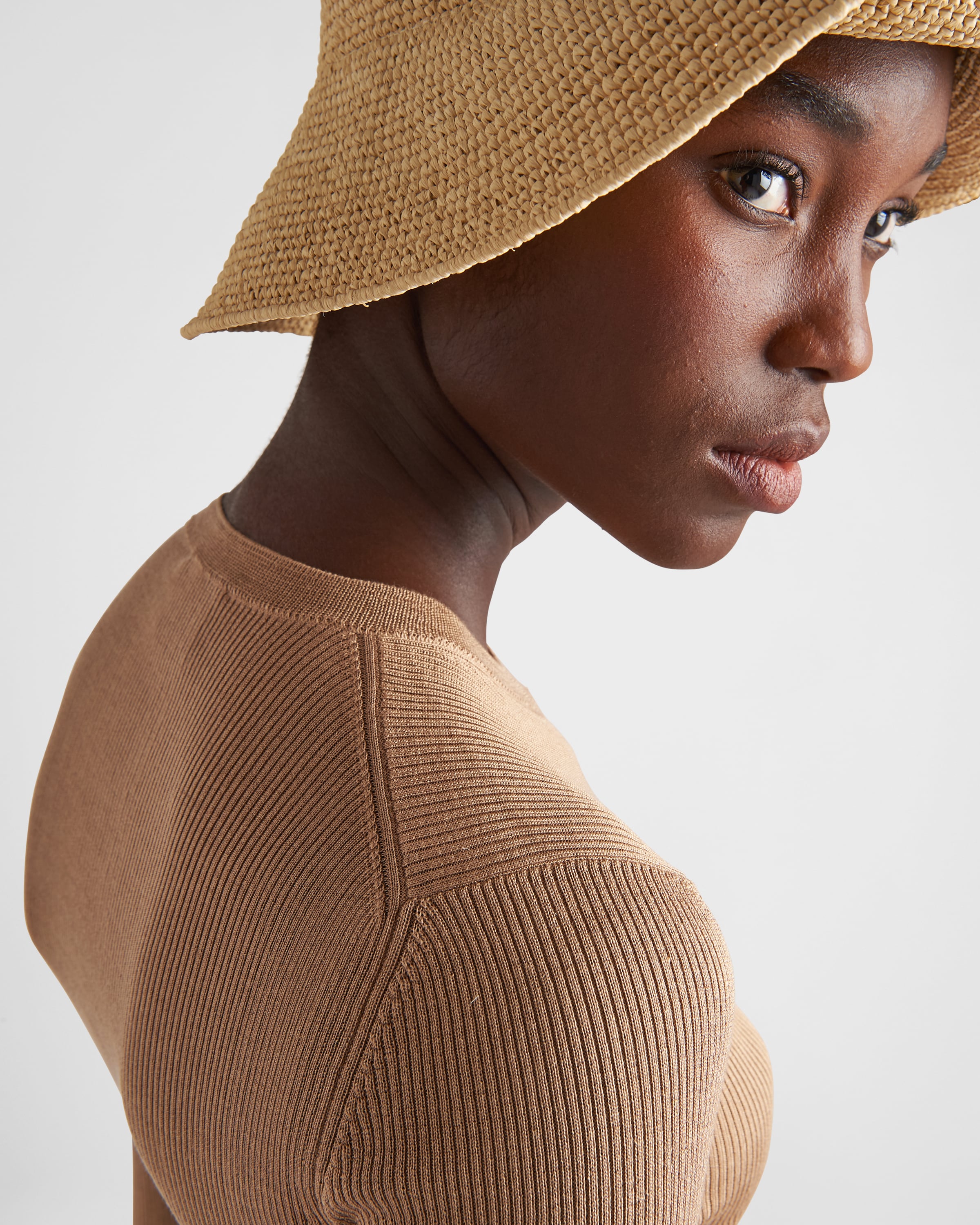 キャメルブラウン ロゴ入り シルク クロップド セーター | PRADA