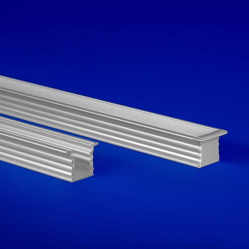 FLUR™ | Flanged Extrusion for Surface or Recess Mounting | QTL