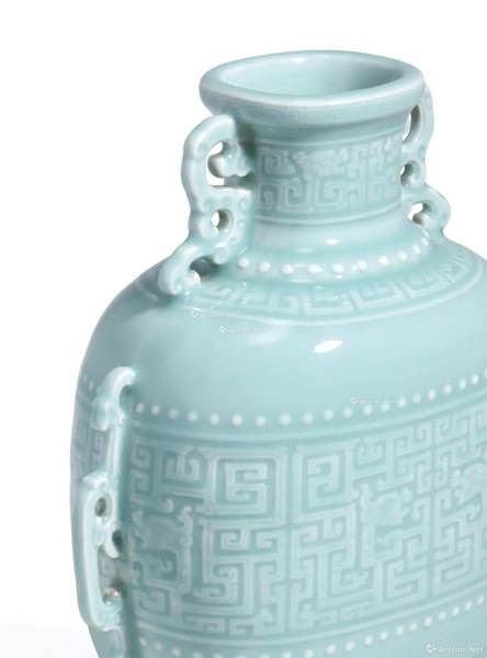 乾隆粉青釉夔龙纹双耳扁壶1920.5万元成交——人民政协网