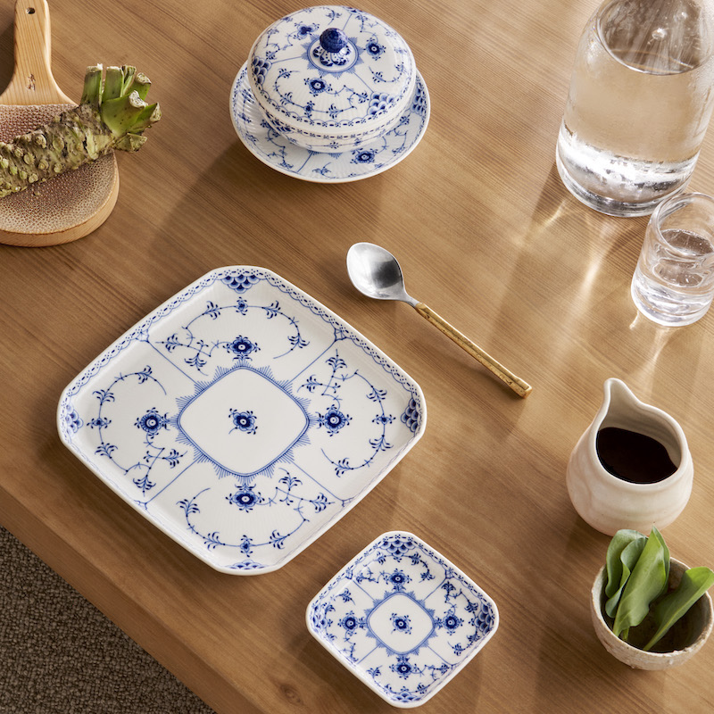 ブルーフルーテッド ハーフレース スクエアディッシュ|ロイヤル