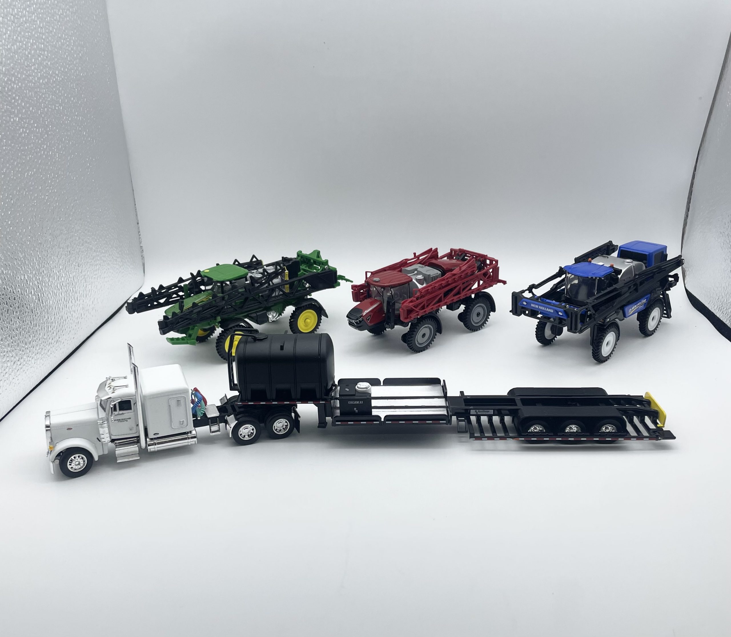 1/64 Scale RoadRunner 4000 Sprayer Transport Trailer – Diecast